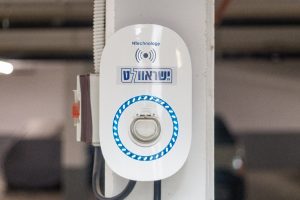 עמדת הטענה לרכב חשמלי